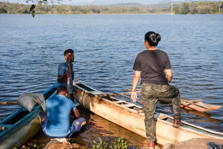 Rasika Karunapala, talks to fisherman, Kurunegala, Feb 2025 © Narthanie Serasinghe and Riolaine Pvt Ltd_2